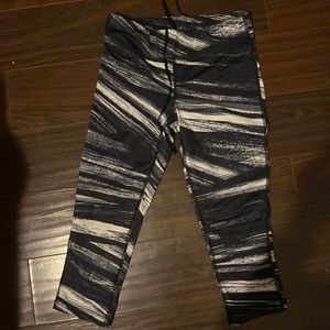 Black and white patterns crop leggings